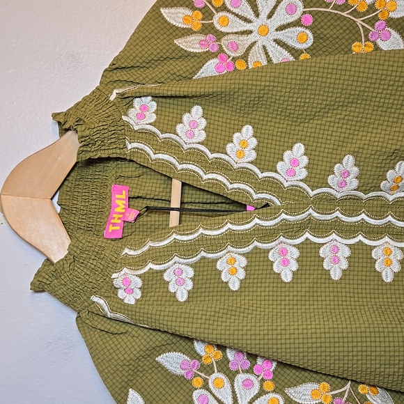 THML Eloise Embroidered Short Puff Sleeved V-Neck Pullover Lightweight Top - Picture 5 of 15